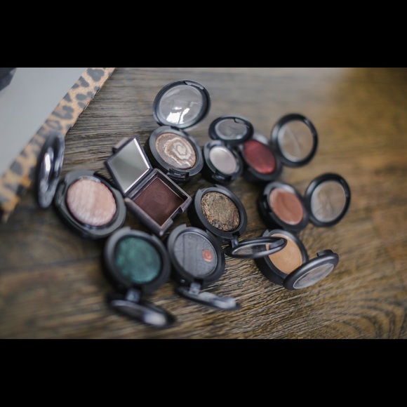 MAC Shadow Bundle of 11!🌸 - Picture 1 of 7
